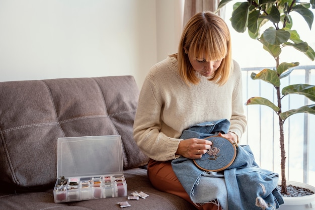 Майстриня вишиває